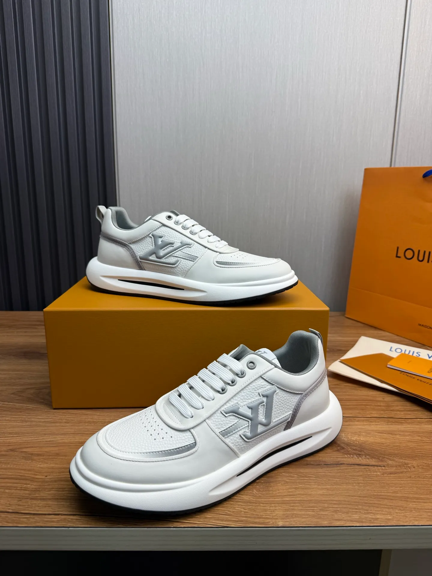 Men's shoes 💰820💰 Lv. Top purchasing agent 🇮🇹 Louis Vuitton, sports shoes counter synchronization, uppers imported from Italy, high-quality splicing and complex handicrafts, imported mesh pads are soft and comfortable, soles: original factory special soles, TPU exclusive movable molded soles super comfortable, original factory single goods, 🔍🔍high quality, you can enter and exit the counter at will, welcome to compare, code number 38-44 (Customized 38.45)